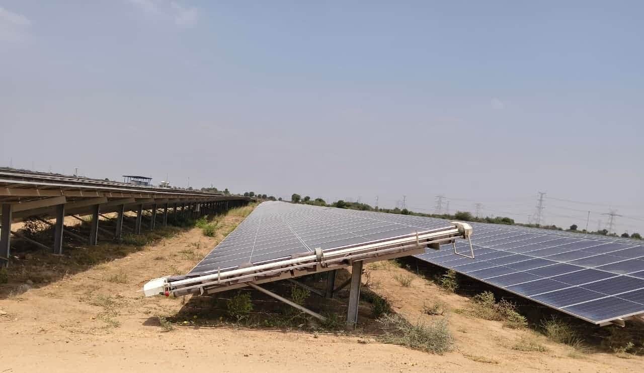 マヤ太陽光発電所 (グジャラート州) 50 MW 太陽光パネル自動洗浄プロジェクト, 太陽光パネル洗浄ロボット事例, 50 MW, グジャラート州, 野立て, 自動洗浄ロボット44台