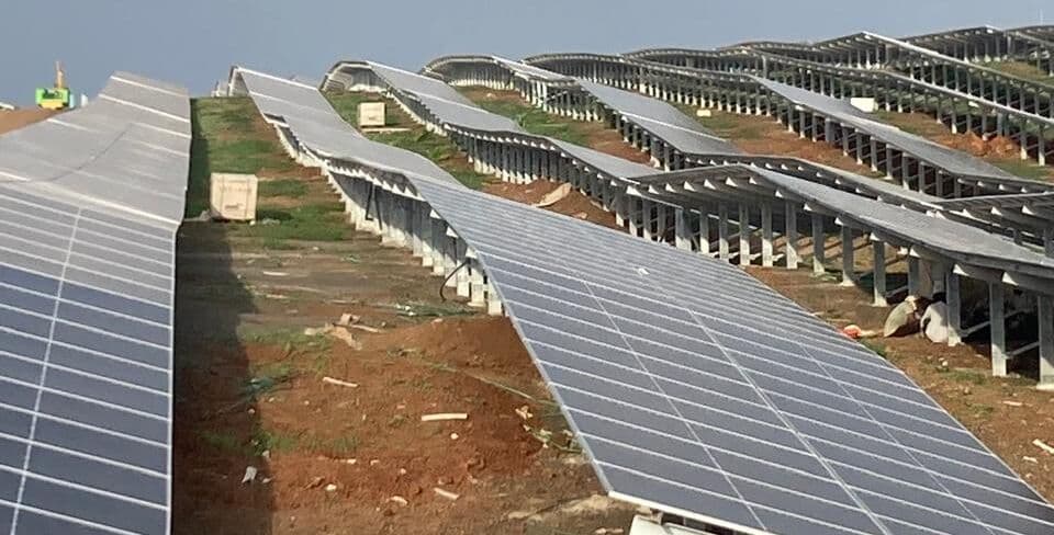 روبوتات تنظيف الألواح الشمسية من Taypro في محطة طاقة شمسية بقدرة 100 ميجاواط في الهند لتحسين أداء التشغيل والصيانة وكفاءة الألواح.