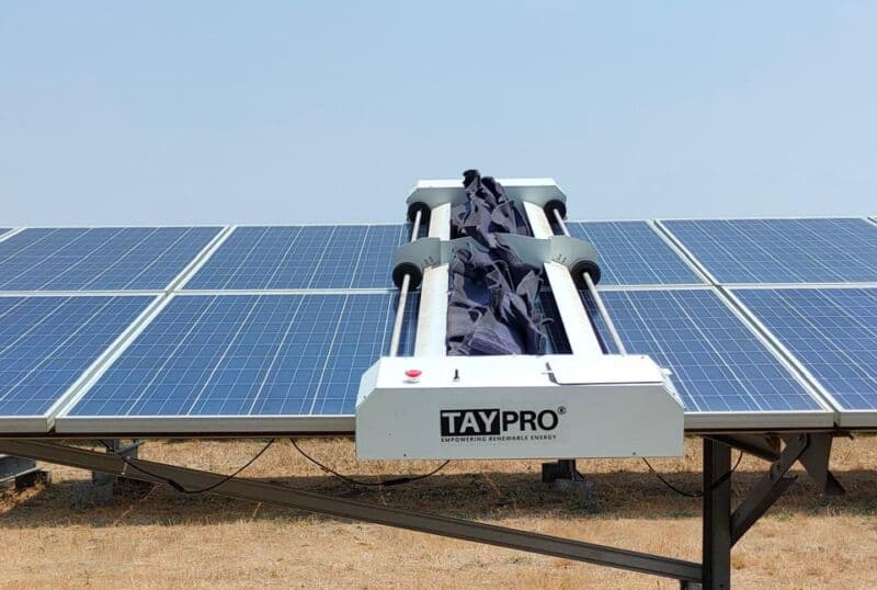 Tayproの無水ソーラーパネルクリーニングロボットがユーティリティスケールのPVアレイで稼働している様子
