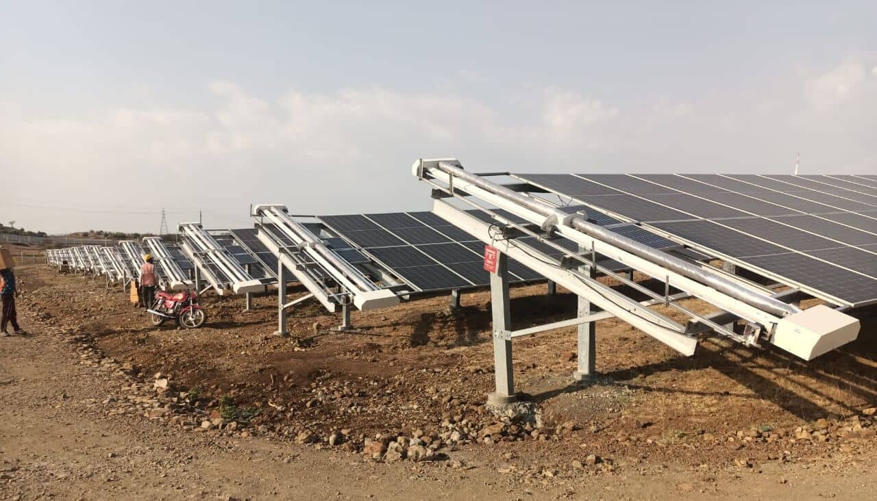 Banda 70 MW 太陽光発電所:インテリジェントなロボット洗浄による発電効率の向上 バンダ 70 MW 太陽光発電所ケーススタディ:160台のロボット洗浄機による水を使わない効率的な運用