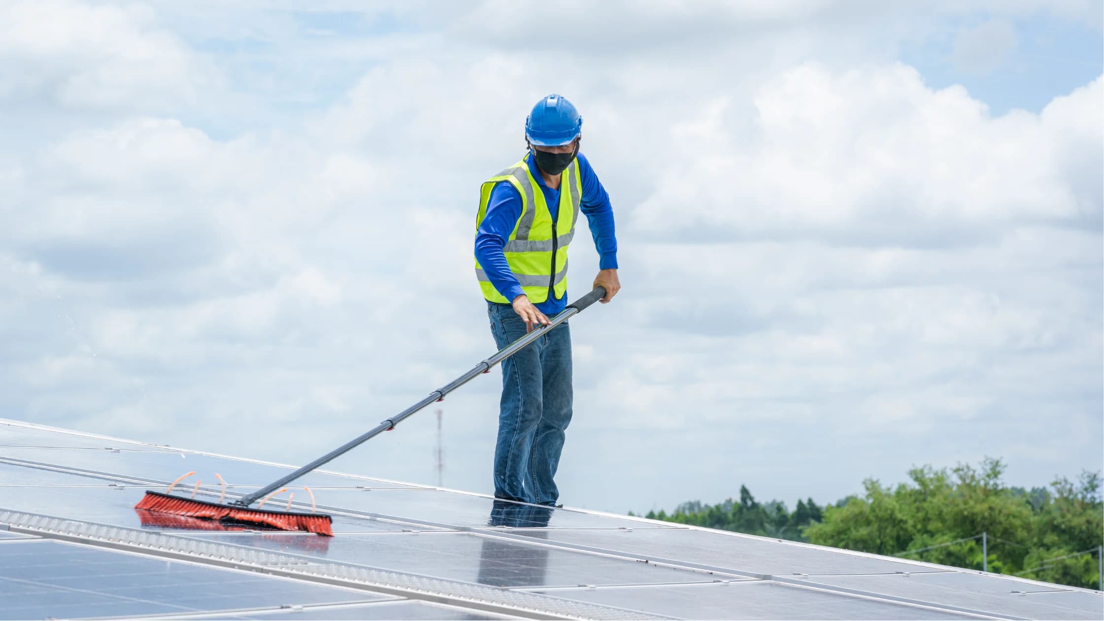 太陽光発電所に最適なソーラーパネル洗浄システムの選び方