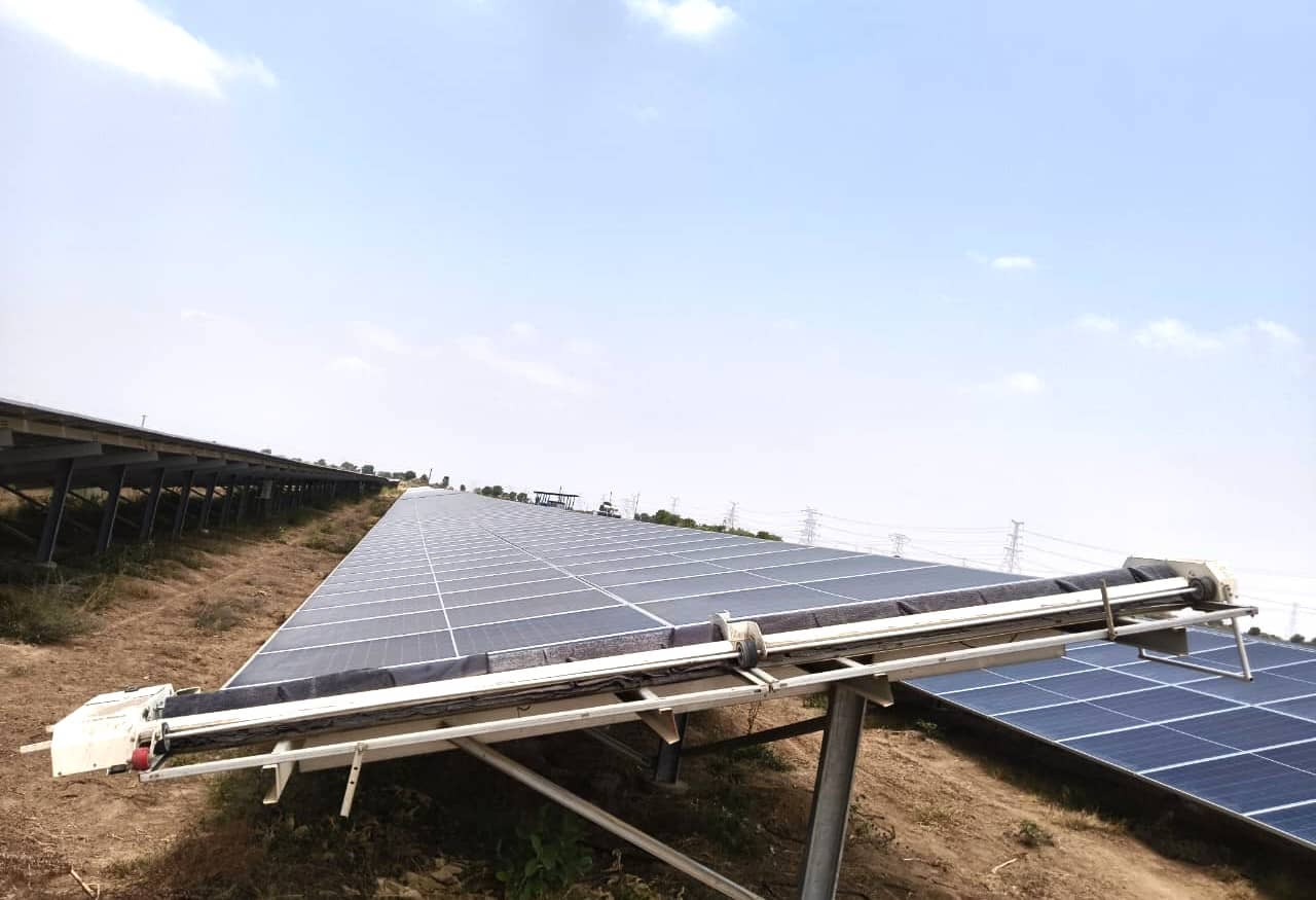 Continuum Ratlam, Madhya Pradesh – 97.612 MW Semi-Automatic Solar Cleaning Project Taypro semi-automatic solar panel cleaning robot deployed at a utility-scale site, ensuring optimal performance for a 97.612 MW project in Ratlam, Madhya Pradesh.