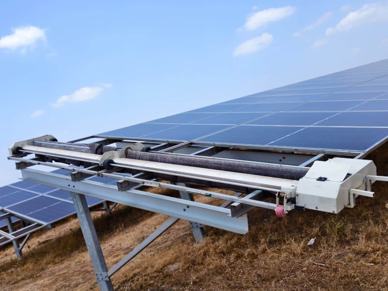 デオリア太陽光発電所ケーススタディ: 60 MW規模の水なし自動洗浄ロボットプロジェクト (ウッタル・プラデーシュ州) デオリア太陽光発電所ケーススタディ: 60 MW規模の水なし自動洗浄ロボットプロジェクト (ウッタル・プラデーシュ州), 太陽光パネル洗浄ロボットプロジェクト, 60 MW · 地上設置型 · 自動ロボット0台 · 半自動ロボット1台