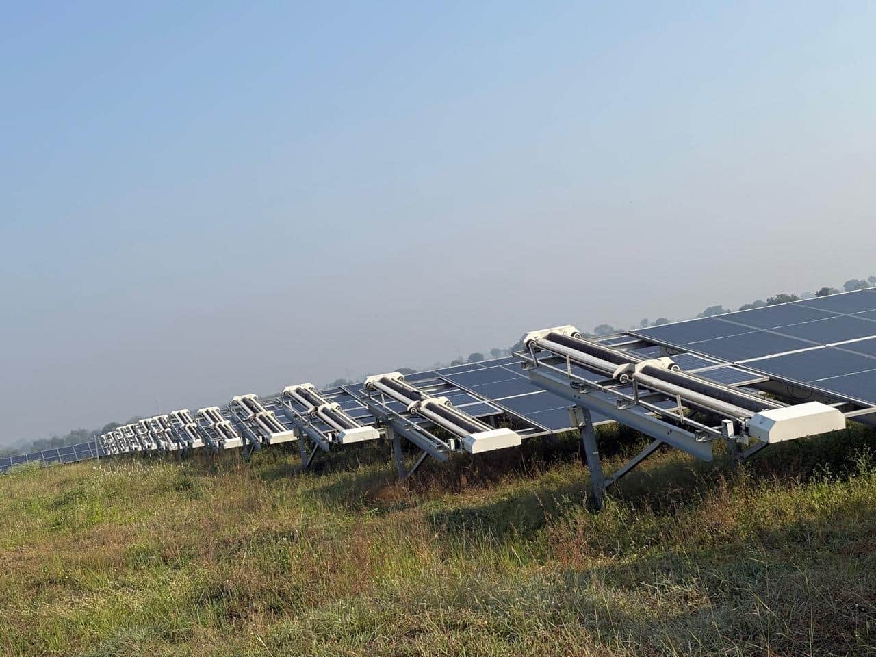 Bachau DVC, Gujrat – 300 MW Bachau DVC, Gujrat – 300 MW - Tayproによる太陽光パネル洗浄ロボット導入プロジェクト