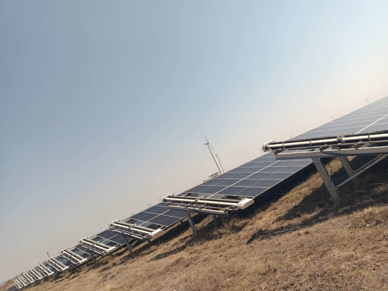 プラヤグラージ(ウッタル・プラデーシュ州)– 50 MW 太陽光パネル清掃ロボット プラヤグラージ(ウッタル・プラデーシュ州)– 50 MW – Tayproによる太陽光パネル清掃ロボット設置プロジェクト