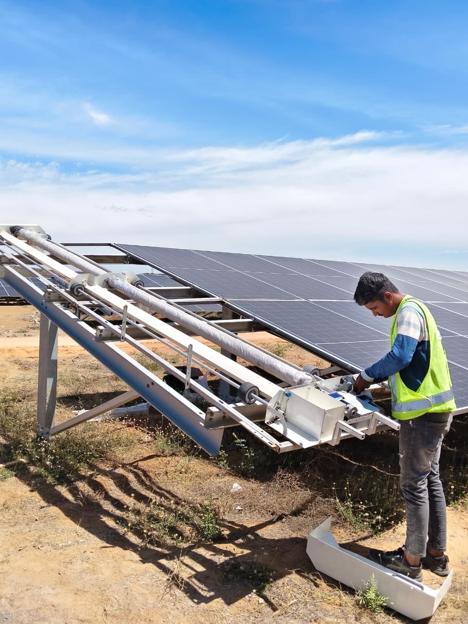 SECI Phase 2 グジャラート州 – 75 MW – Tayproによる太陽光パネル清掃ロボット導入プロジェクト